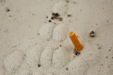 sigarada kum kül tablası