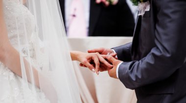 Ona evlilik yüzüğü tak