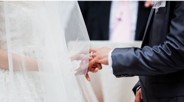 Gelin bir alyans için Damat Giydir