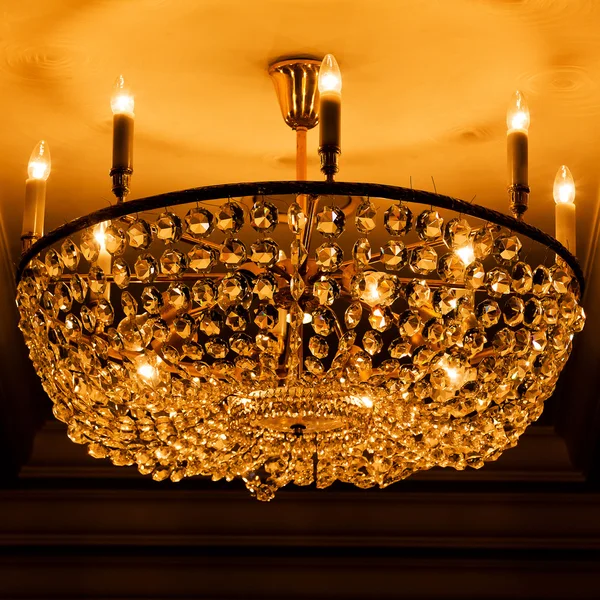 Elegante lampadario di cristallo — Foto Stock