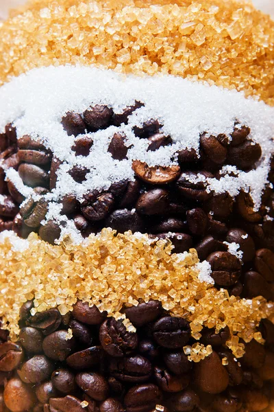 Kaffeebohnen mit Zuckerbrocken — Stockfoto