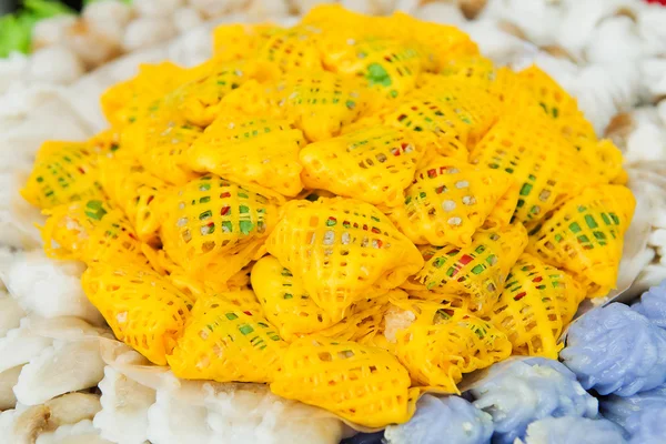 Los dulces tailandeses, o Khanom Thai, tienen un aspecto único y colorido y sabores distintos. El arte de los postres tailandeses se ha transmitido a través de las generaciones —  Fotos de Stock