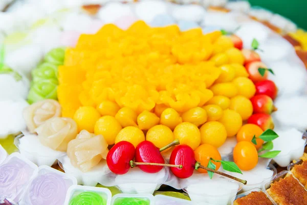 Thai sweets, or Khanom Thai,have unique, colorful appearance and distinct flavors. The art of Thai desserts have been passed down through the generations — Stock Photo, Image