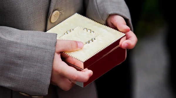 Chlapec ruka držící rámeček svatební prsten — Stock fotografie