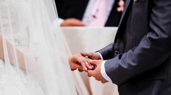 He Put the Wedding Ring on Her — Stock Photo, Image