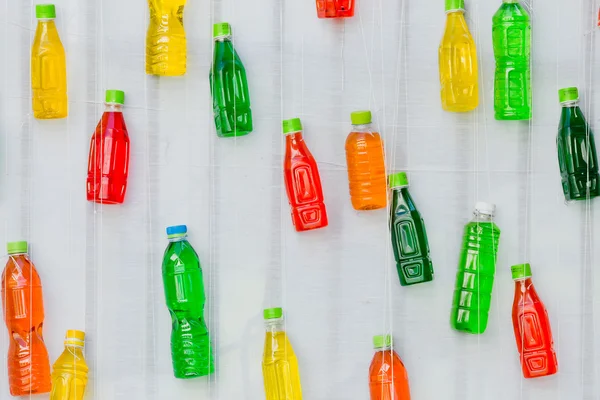 Air berwarna dalam botol plastik tembus pandang — Stok Foto