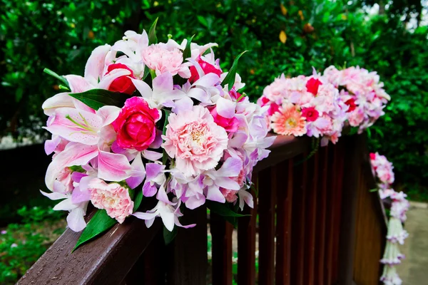 Wedding bouquet in garden — Stock Photo, Image