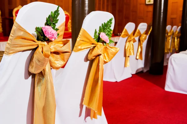 De achterkant van geel en gouden bruiloft stoelen — Stockfoto