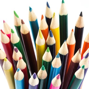 Beyaz arkaplanda izole edilmiş renkli kalemler yakın plan