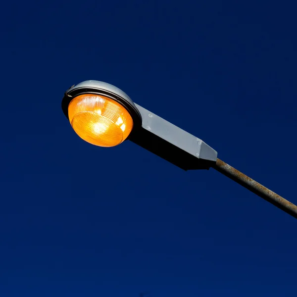 Straat licht tegen blauwe hemelachtergrond — Stockfoto