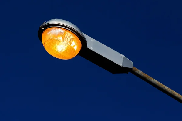 Straat licht tegen blauwe hemelachtergrond — Stockfoto