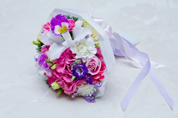 Kleurrijke bruiloft bloemboeket voor bruid geïsoleerd op witte achterzijde — Stockfoto