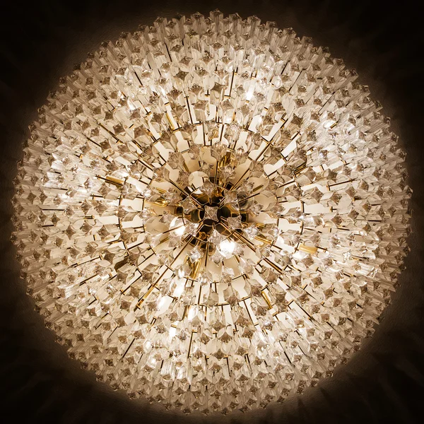Detail krásný křišťálový lustr — Stock fotografie