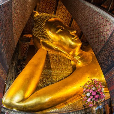 Buda altın heykelini yüzüne uzanmış. WAT pho, bangkok, Tayland