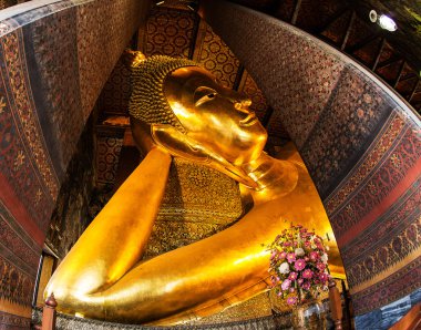 Buda altın heykelini yüzüne uzanmış. WAT pho, bangkok, Tayland