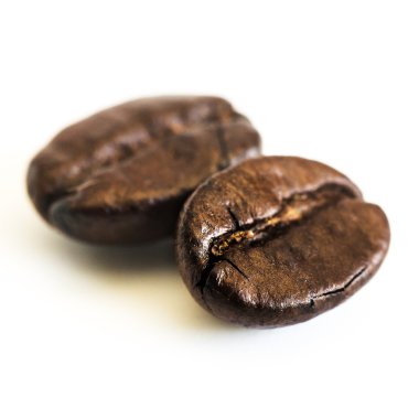 Beyaz arka plan üzerinde izole kavrulmuş kahve çekirdeği. gölge ile