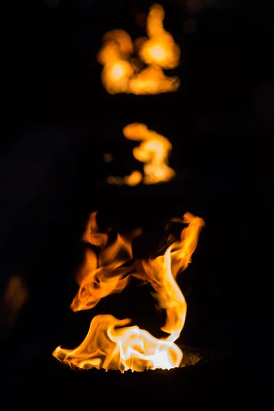 Llamas de fuego sobre un fondo negro —  Fotos de Stock