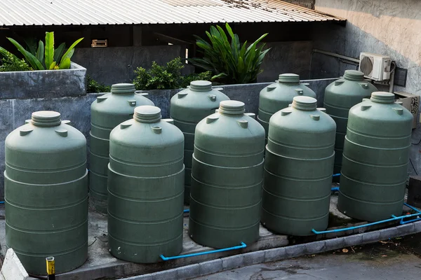 Grande tanque de armazenamento de água eco-friendly no quintal suburbano — Fotografia de Stock