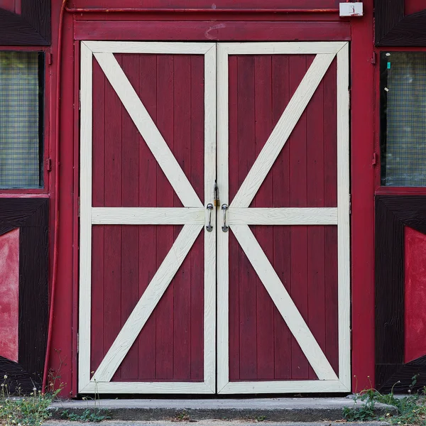 Rode houten deur — Stockfoto