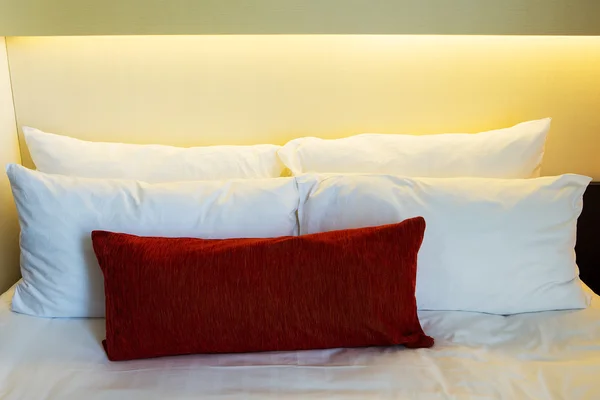 Yatakta rahat yumuşak yastık — Stok fotoğraf