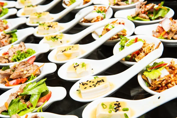 Comida y bebidas de lujo en la mesa de bodas —  Fotos de Stock