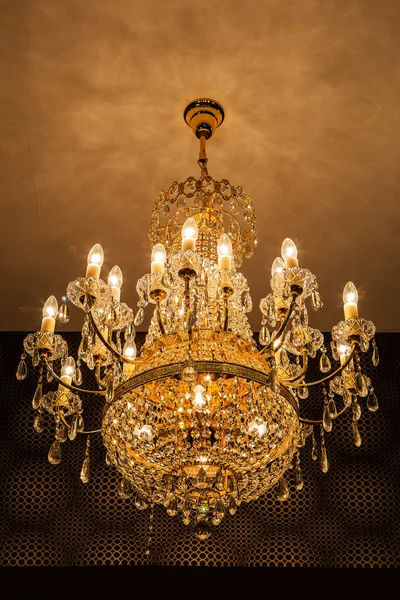 Elegante lampadario di cristallo — Foto Stock