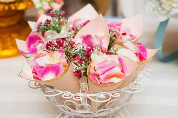 Cono rose di carta matrimonio . — Foto Stock