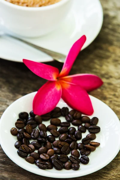 Kaffeetasse und Kaffeebohnen — Stockfoto