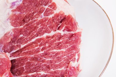 ruwe vlees op een witte achtergrond