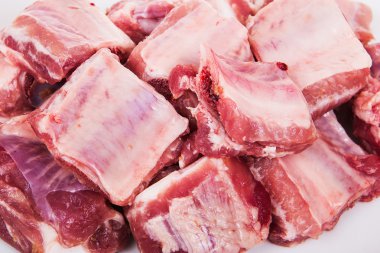 Domuz kaburga, parçalar halinde kesilmiş