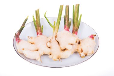 Beyaz arka planda taze zencefil.