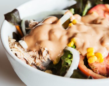 Ton balığı ve sebze salatası.