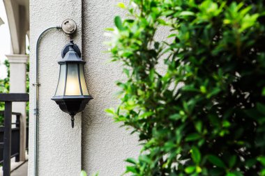 bir duvara eski demir sokak fener