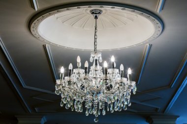 Klasik oda parlayan avize.