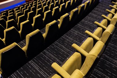 Boş bir odada sandalye..