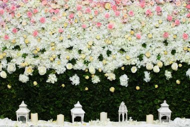 Düğün sahnesi için güzel çiçek arkaplanı