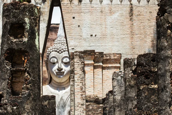 SUKHOTHAI THAÏLANDE : Le Bouddha principal avec la main dorée dans la température — Photo