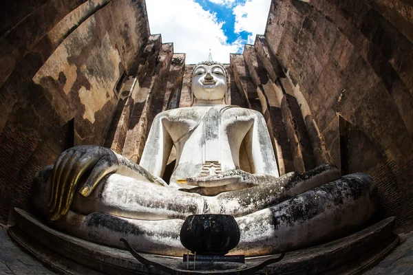 Sukhothai Thailand: The Main Buddha med gyllene hand i temp — Stockfoto