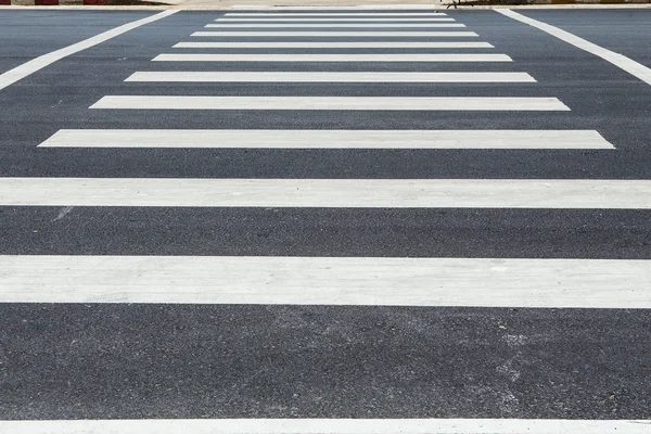 Yaya geçidi, zebra trafik yürüyüş yolu asfalt yol üzerinde — Stok fotoğraf