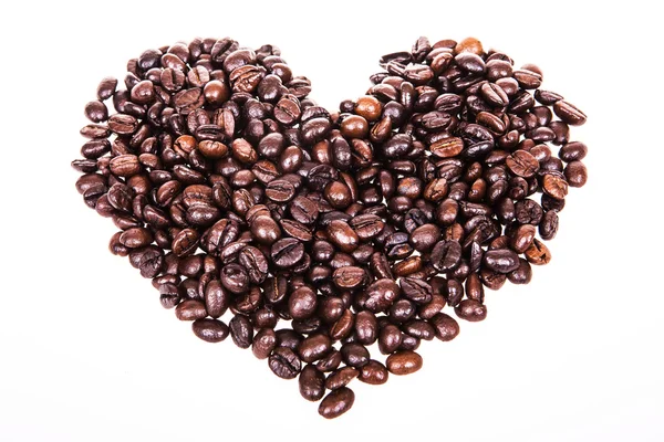 Herz aus Kaffeebohnen isoliert auf weißem Hintergrund — Stockfoto