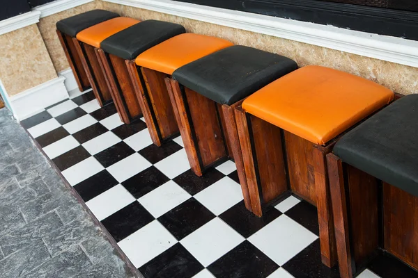 Klasyczny drewniany stołek barowyz są ustawieni w bar na świeżym powietrzu. — Zdjęcie stockowe