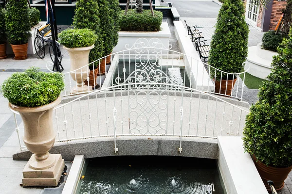 Puente de hierro blanco  . — Foto de Stock