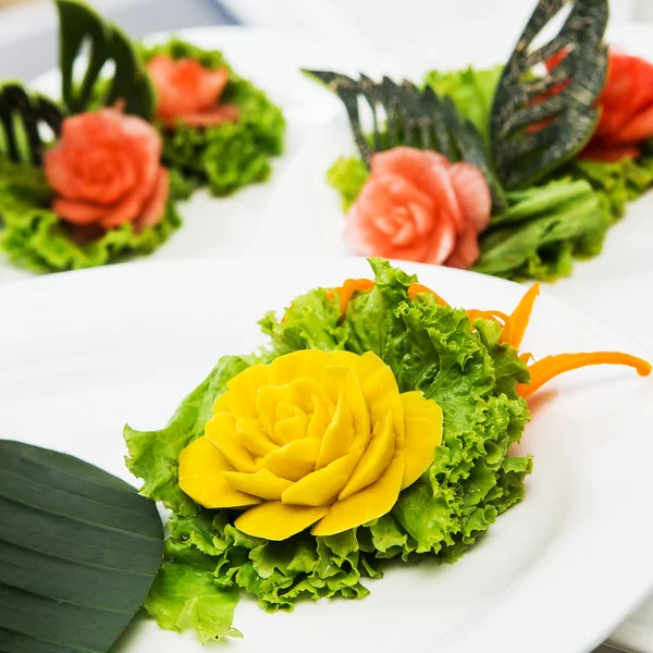 Sculptures de fruits sur la table du buffet — Photo