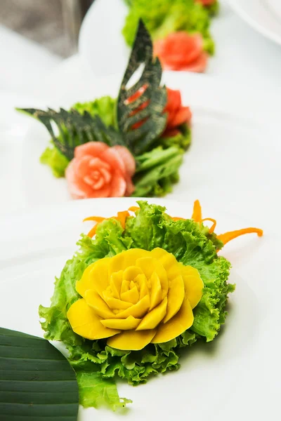 Sculptures de fruits sur la table du buffet — Photo