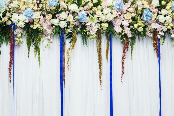 Bloemen achtergrond voor bruiloft scène — Stockfoto
