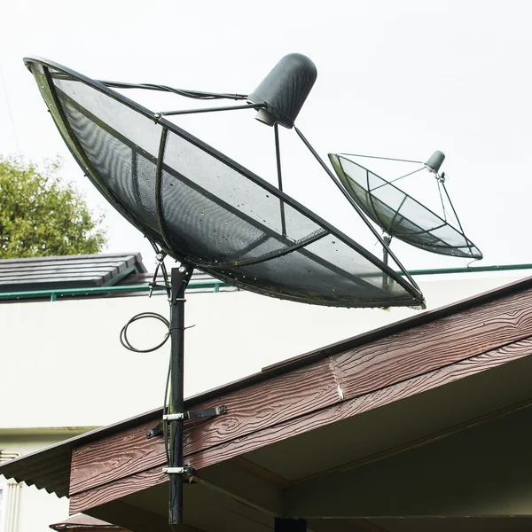 Satellietschotel op dak — Stockfoto