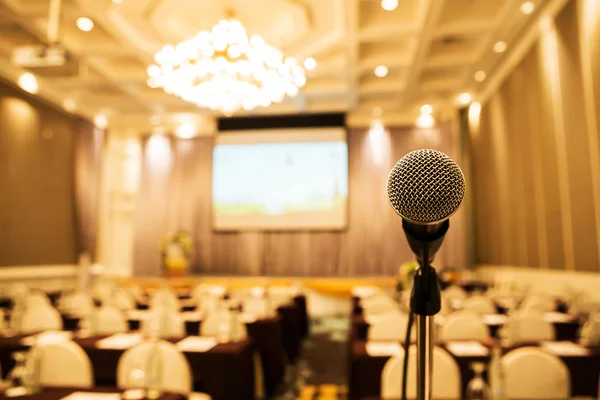 Microfoon in de vergaderzaal. — Stockfoto