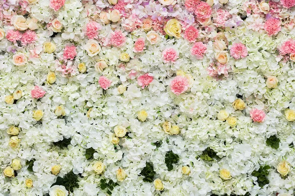 Gyönyörű virágok háttér esküvői jelenet — Stock Fotó