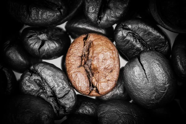 テーブルの上のコーヒー豆のヒープ — ストック写真