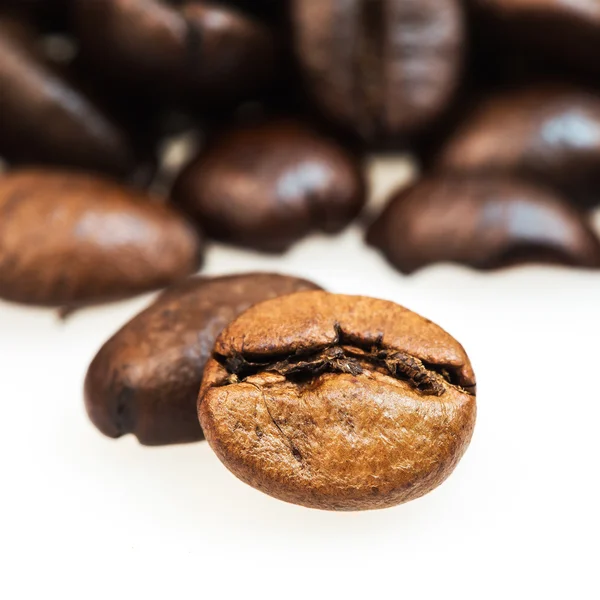 Högen av kaffebönor på bordet — Stockfoto